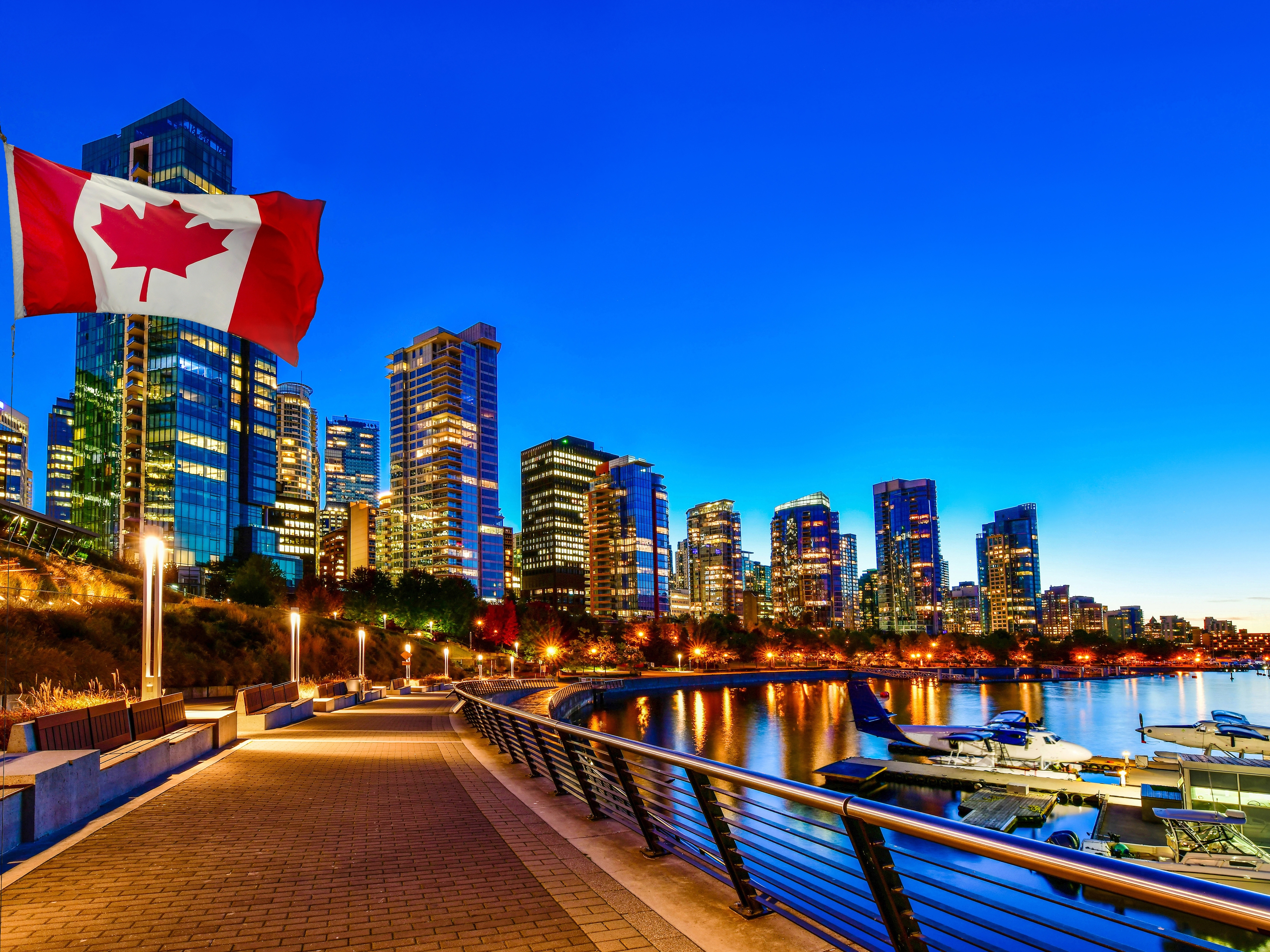 Vancouver Skyline + Flagge