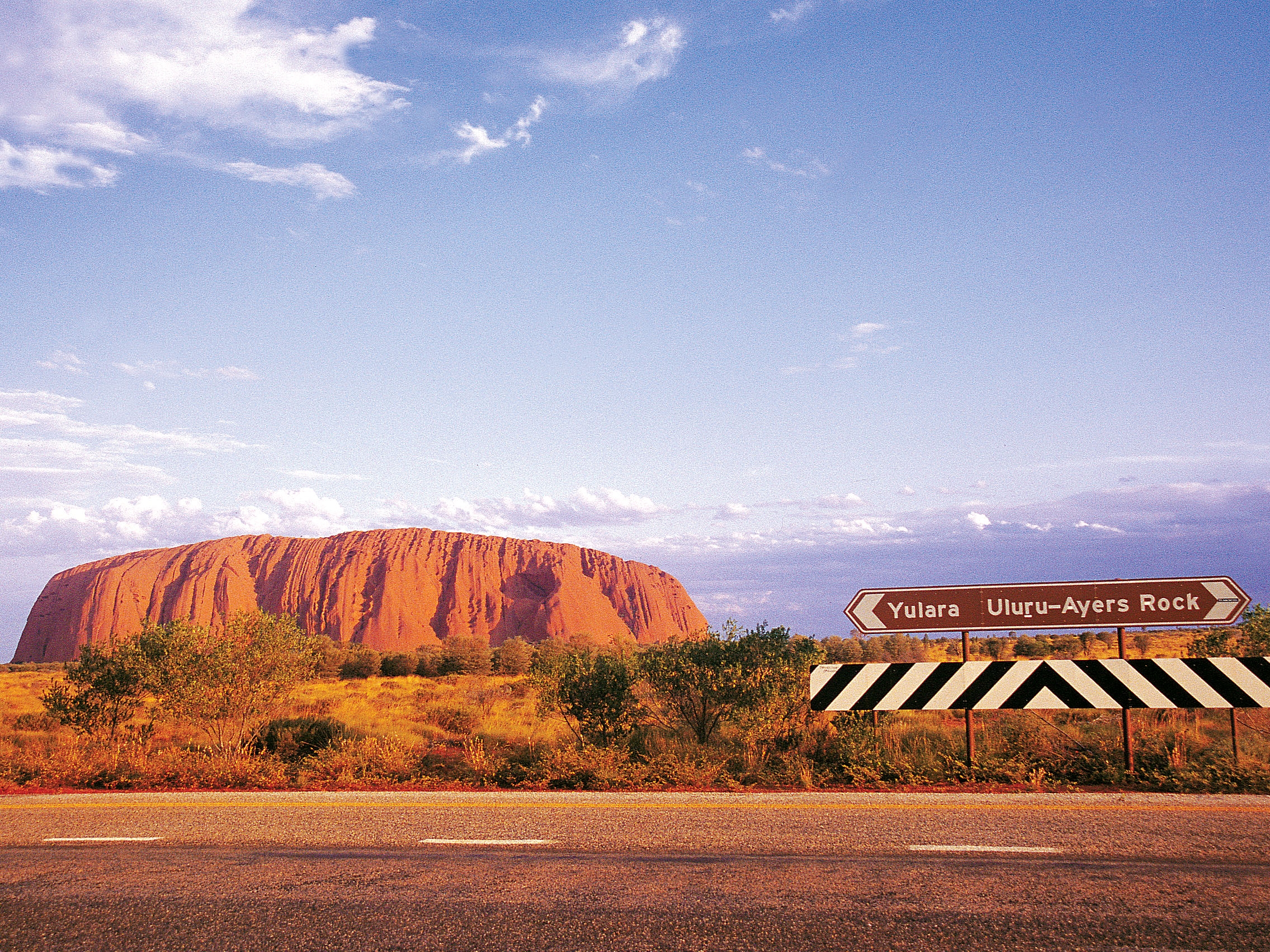 Uluru und Strassenschild