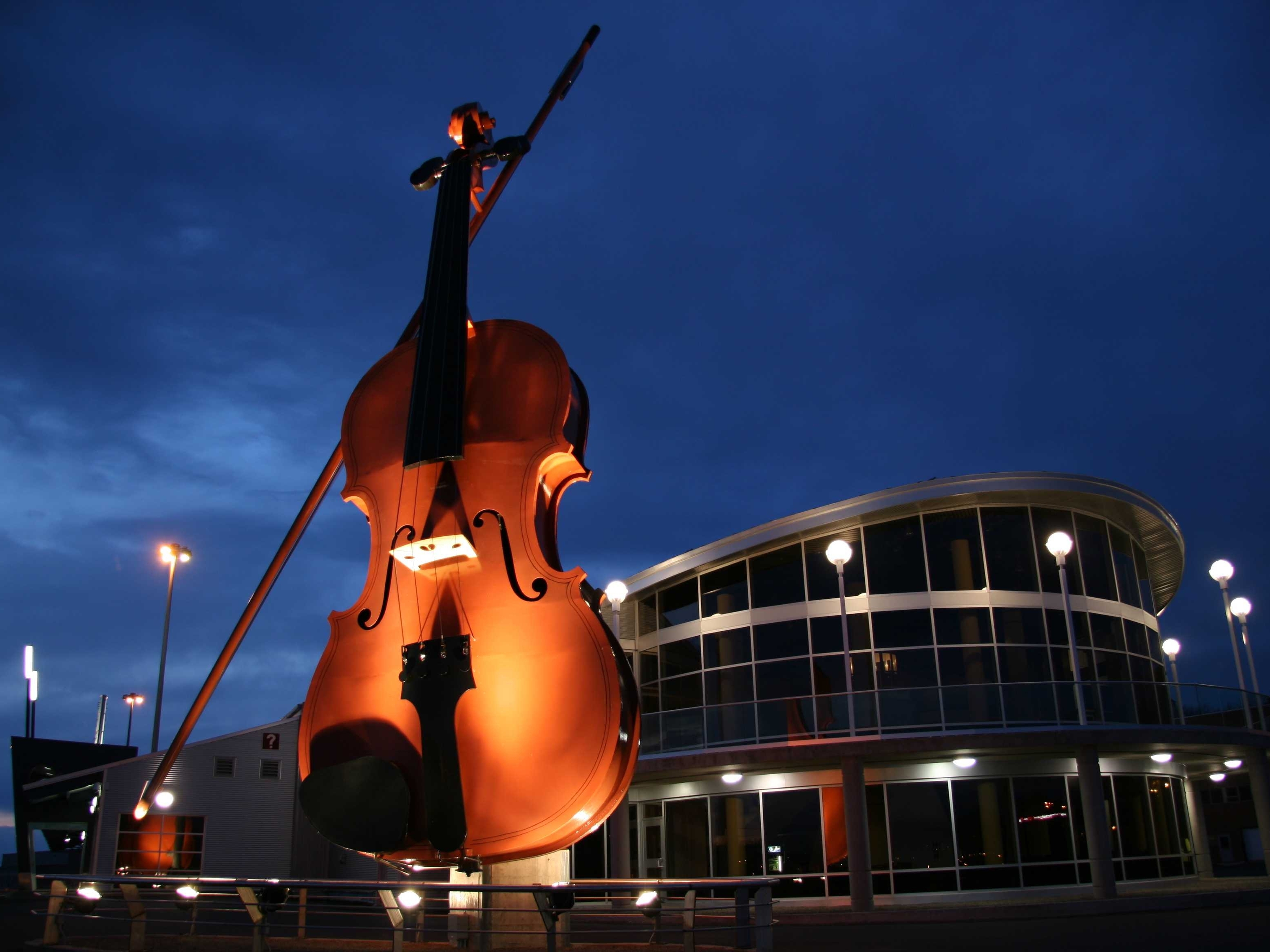 Sydney The Big Fiddle