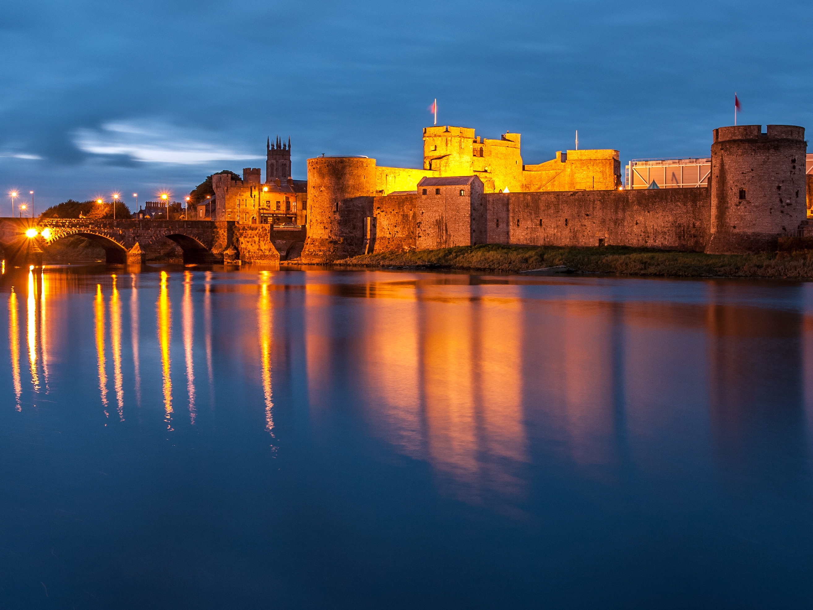 Limerick King John's Castle + Shannon