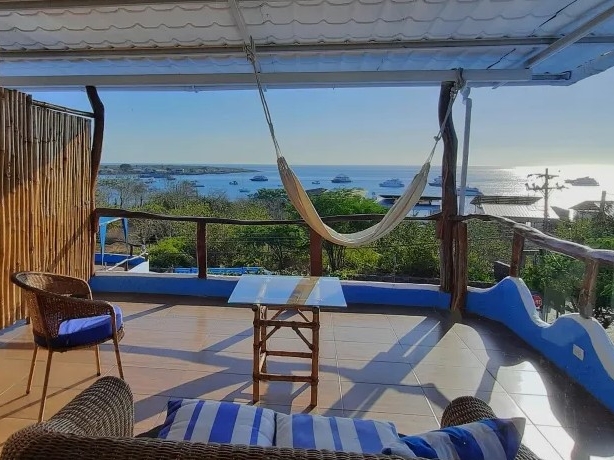 Dreibettzimmer mit Meerblick und Balkon