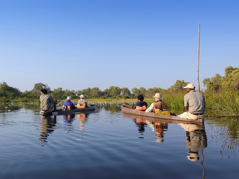 Unterwegs im Mokoro im Okavango-Delta