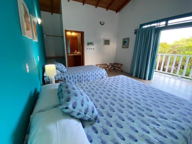 Zweibettzimmer mit Blick zum Garten