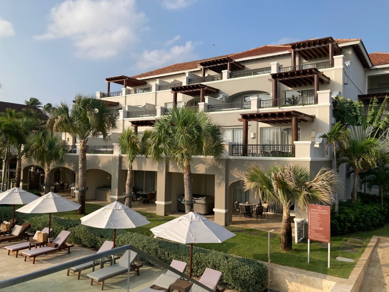 Secrets Royal Beach - Hotelansicht