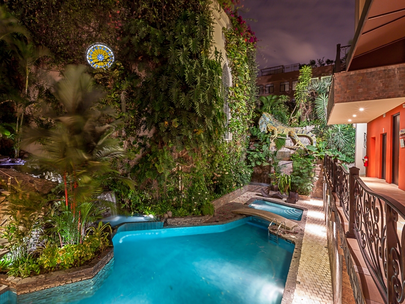 Grand Hotel - Pool Abendansicht