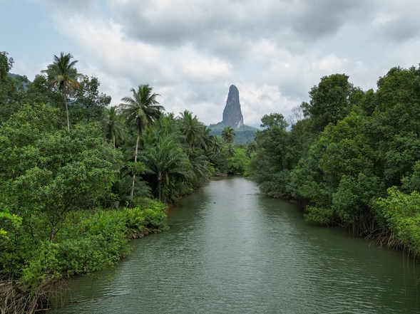 Rio Caué - Pico Cão Grande - São Tomé