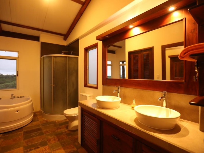 Badezimmer mit Badewanne und Dusche