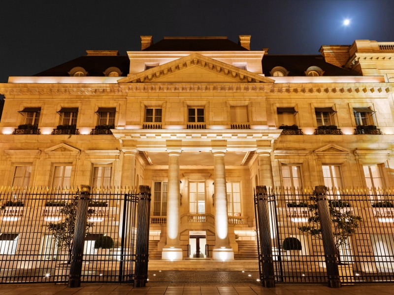 Palacio Duhau - Gebäudefassade bei Nacht