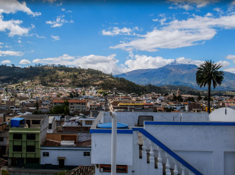 Über den Dächern von Otavalo gelegen