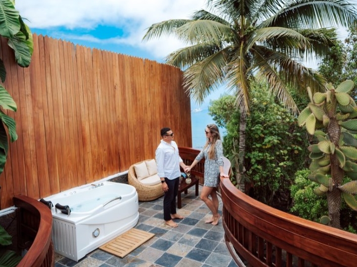 Jacuzzi mit Blick auf das Meer