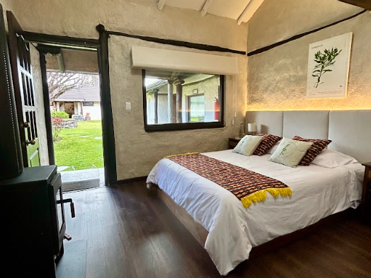 Standardzimmer mit Blick in den Garten