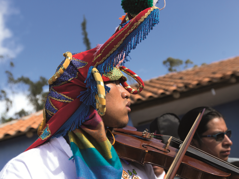 Musiker mit traditioneller Kopfbedeckung