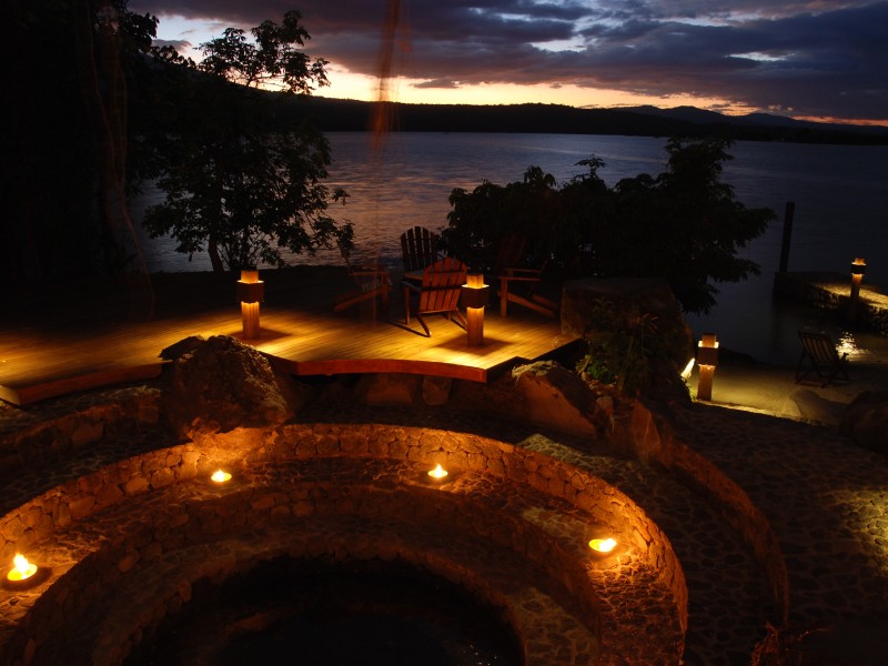 Jicaro Island Lodge - am Abend