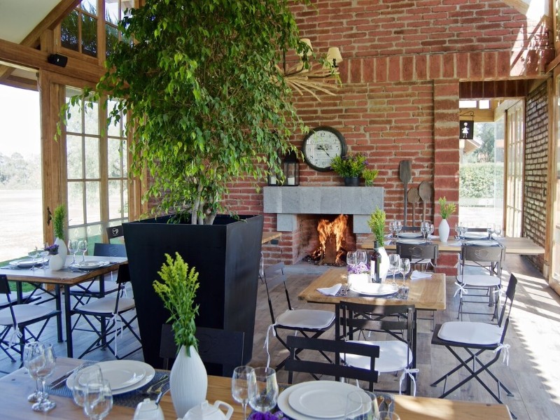 Modern, rustikaler Speisesaal