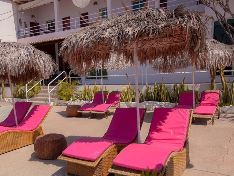 Liegestühle mit Blick auf's Meer