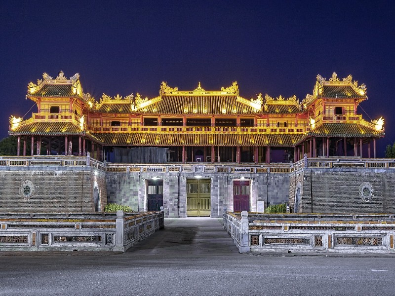 Hue by night