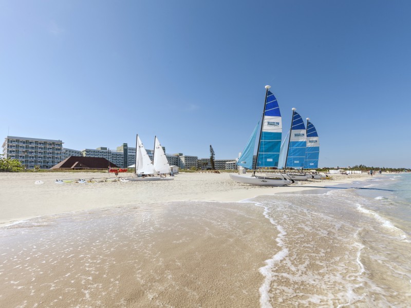 Melia International - Boote am Strand