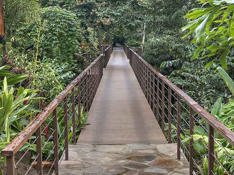Nayara Springs - Brücke durch den Garten