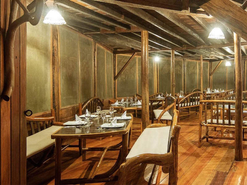 Sacha Lodge - Dinnerstimmung