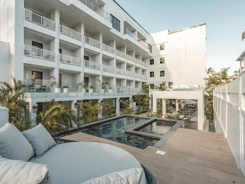 Fort George - Hotelansicht und Pool