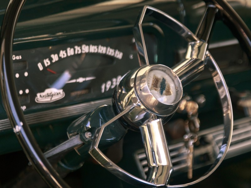 Steuer eines Oldtimers