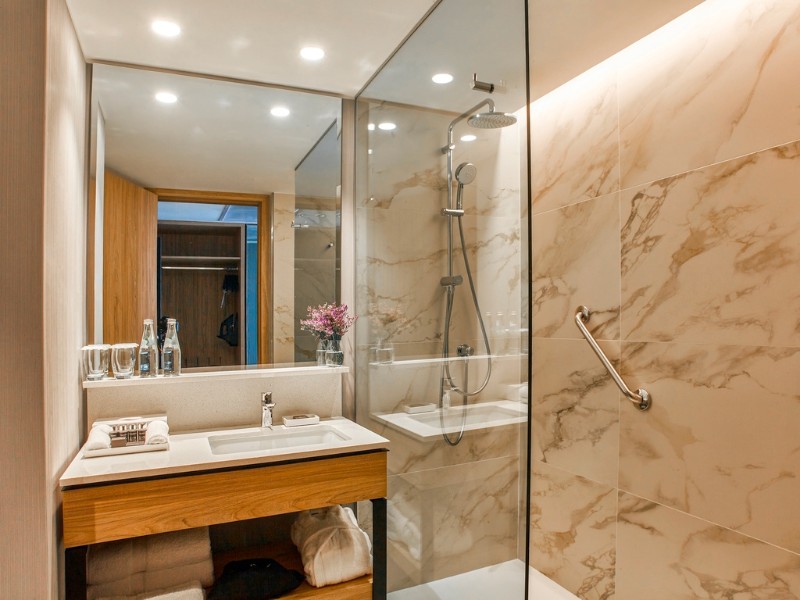 Premium Deluxe bathroom