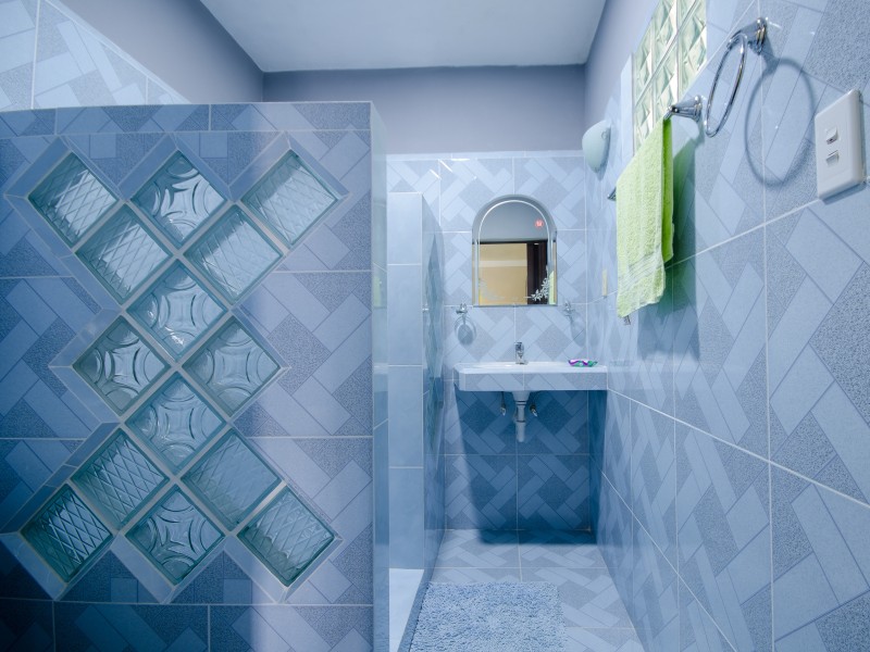 Heriberto y Olga - Badezimmer Blau