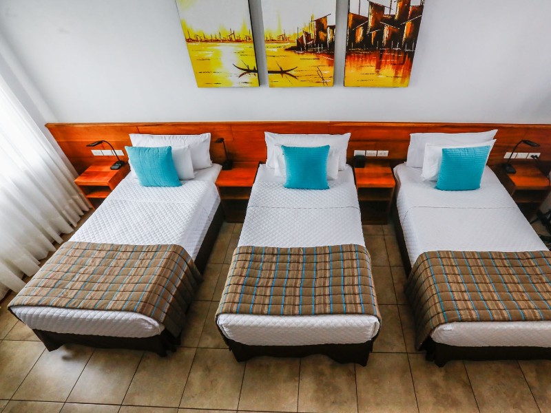 Hotel Cucuve Suites Dreibettzimmer