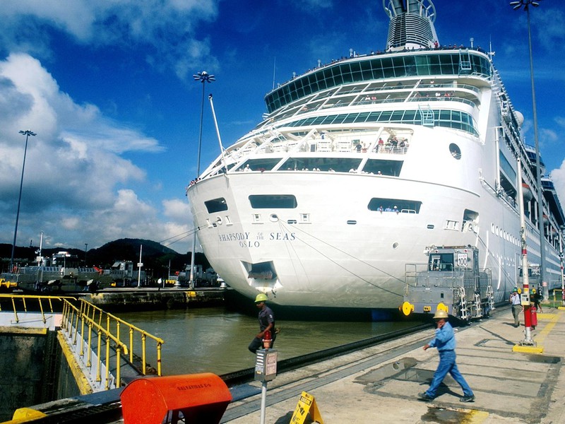 Kreuzfahrtschiff im Panamakanal