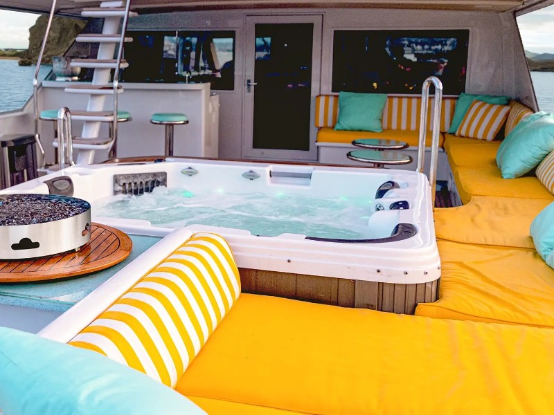Jacuzzi und Außen-Lounge