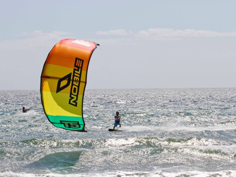 Kitesurfer am Strand