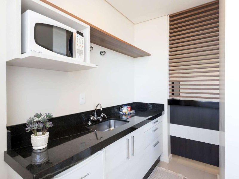 Kochnische mit Mikrowelle