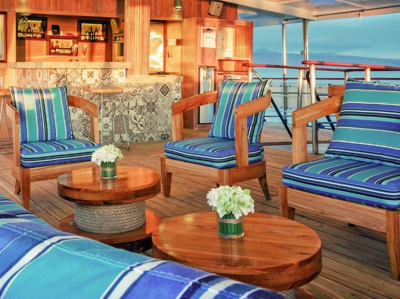 Bar und Lounge auf dem Oberdeck