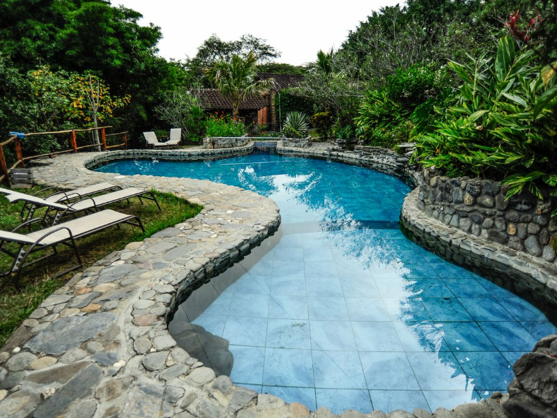 Einladender Außenpool