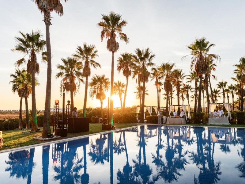 Wine&Books - Poolbereich