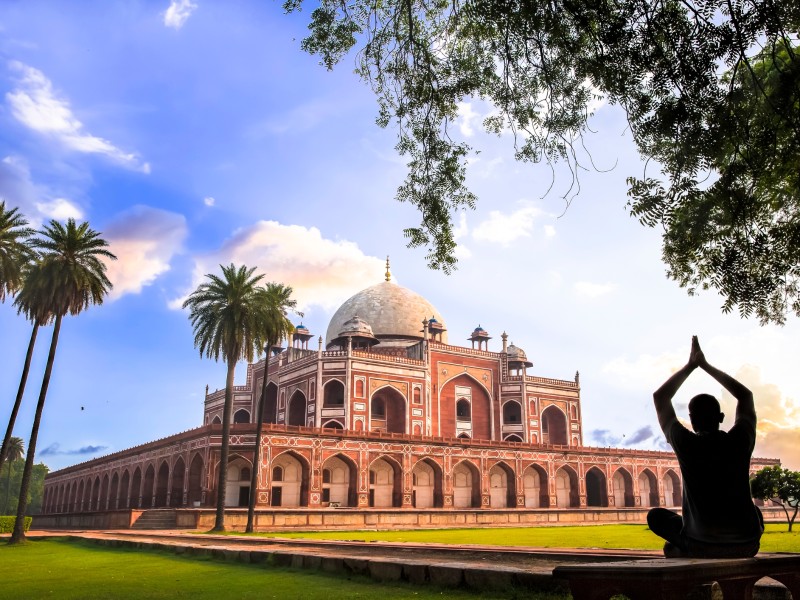 Yoga im Humayuns Grab-Delhi-Indien