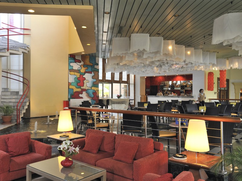 Melia Santiago - Lobbybar