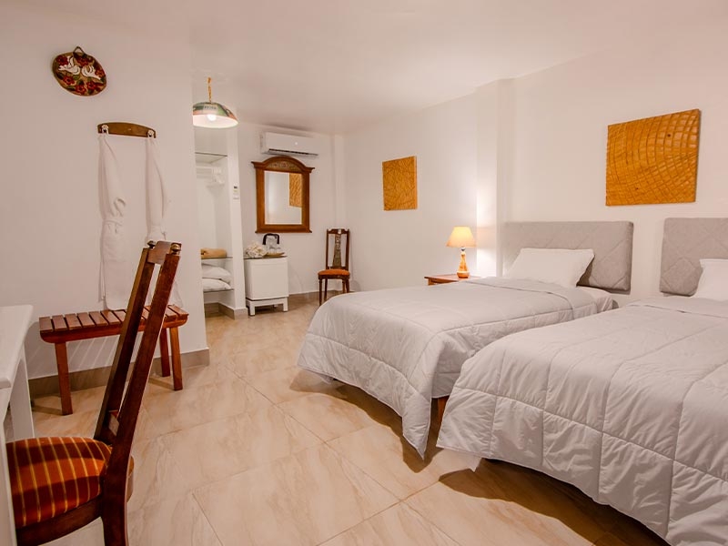 Standardzimmer mit Gartenblick