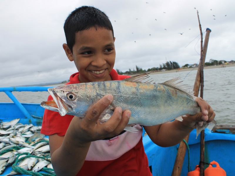 Isla de la Plata Junge mit Fisch
