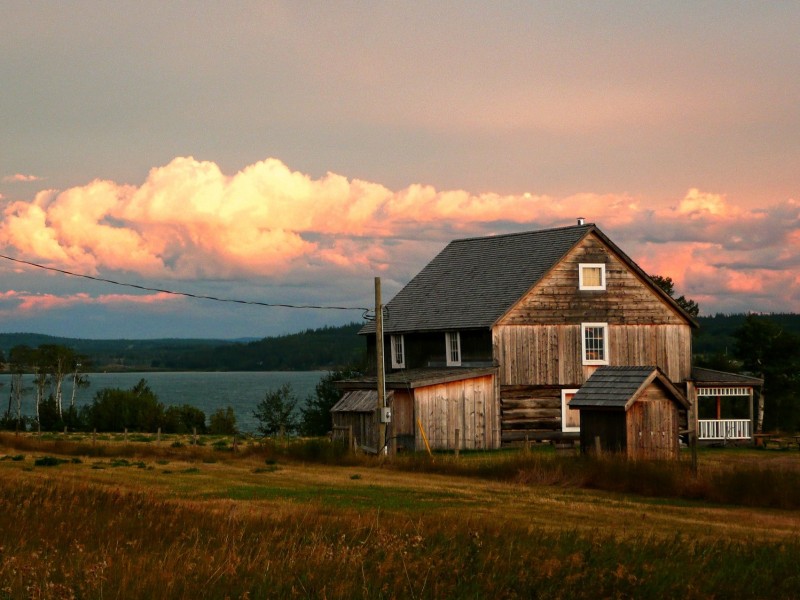 House in 100 mile House