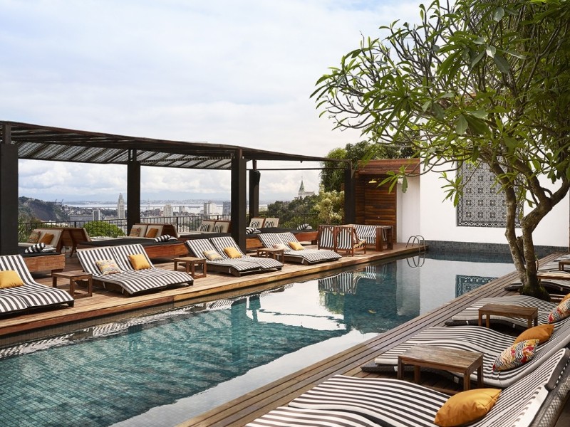 Pool mit Blick auf die Stadt