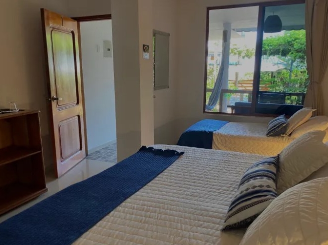 Dreibettzimmer mit Gartenblick