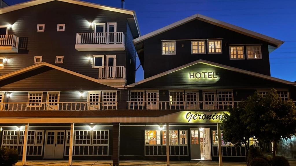 Hotel bei Nacht