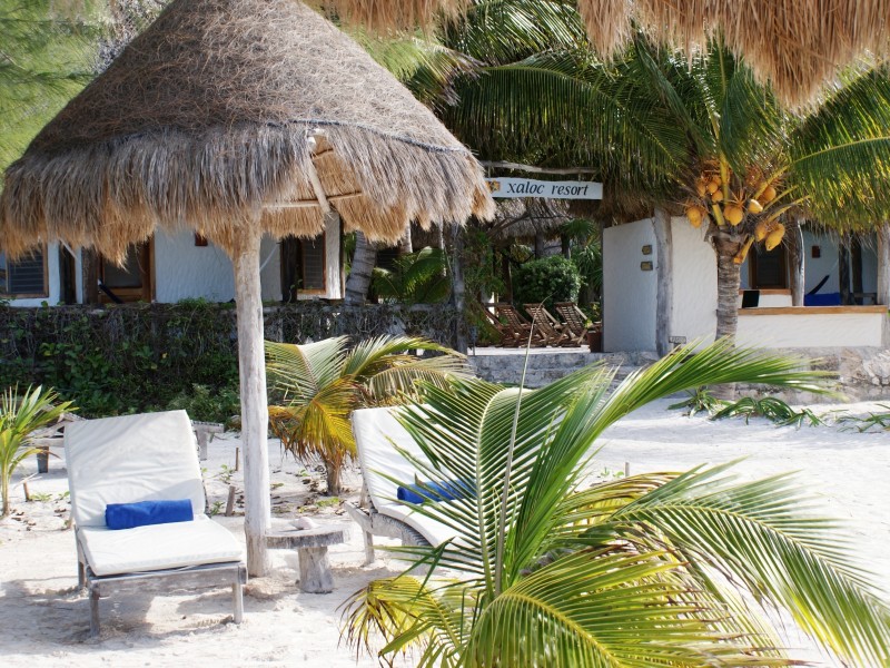 Xaloc Resort - Strand und Hoteleingang