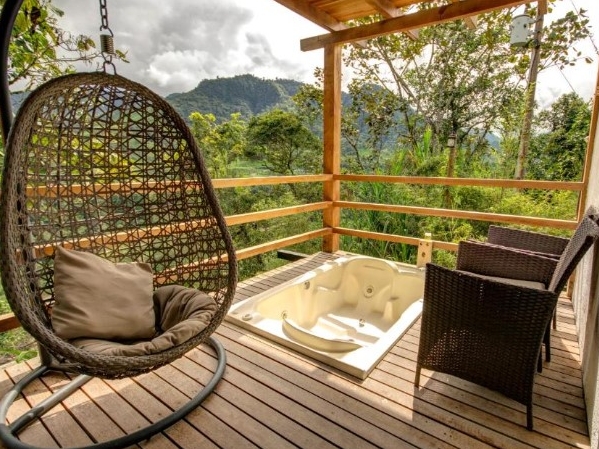 Whirlpool mit Blick auf den Park