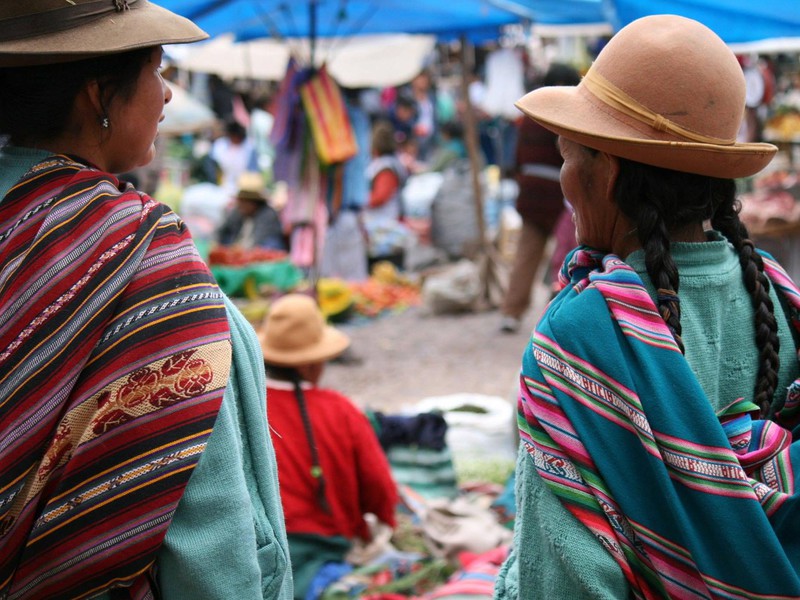 market scene in Pisac