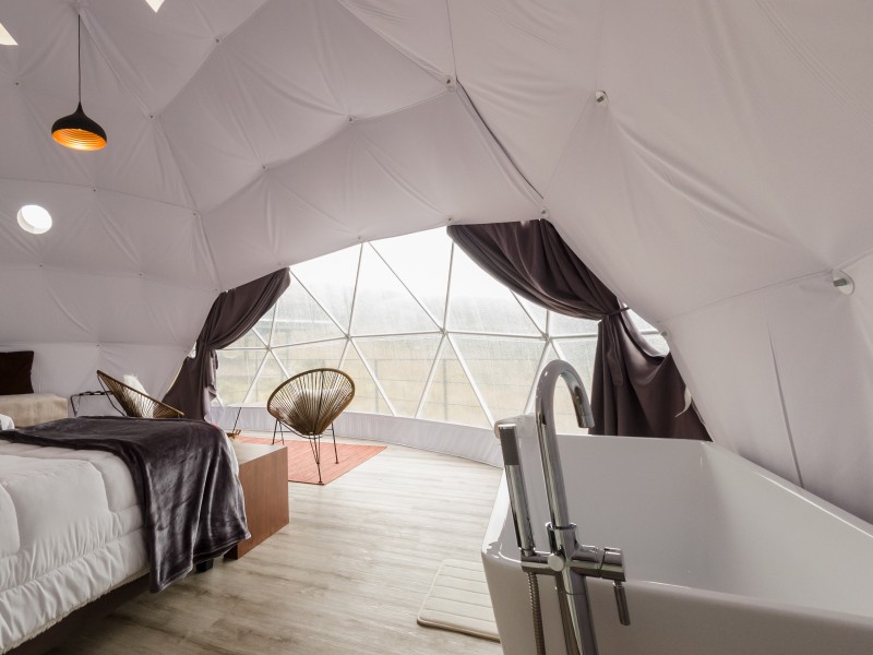 Glamping Dome mit Badewanne