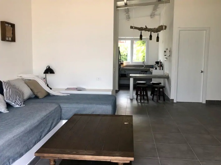 Wohnzimmer mit Blick in die Küche