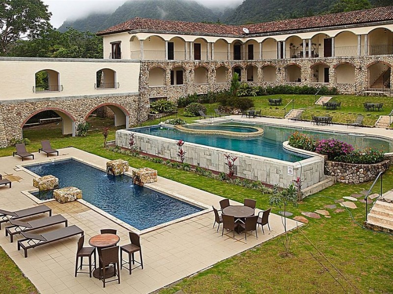 Los Mandarinos-- Patio