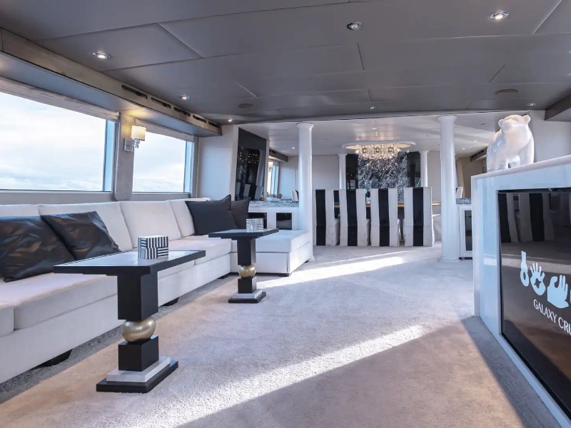 Hauptsalon und Speisezimmer